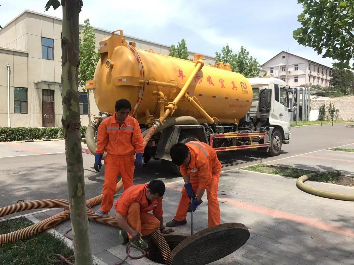 巴里坤管道疏通车停在窨井附近