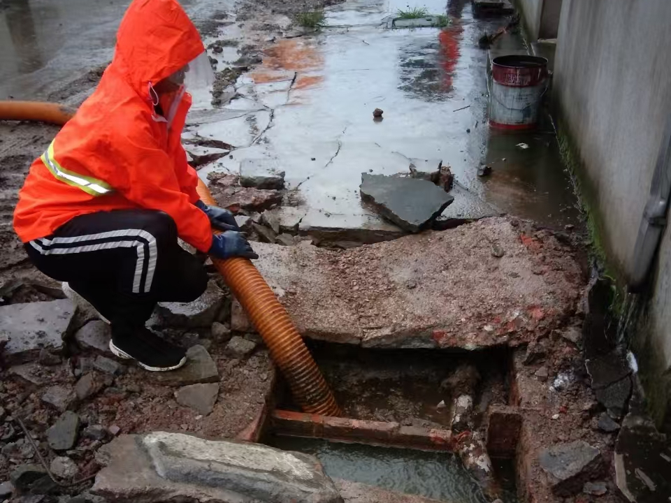 巴里坤专业清理污水池 炜誉市政以规范流程守护城市 “肠道”