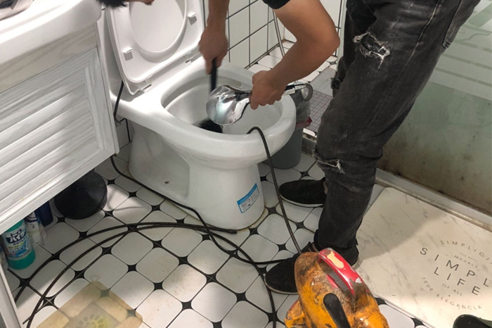 巴里坤马桶堵塞自己疏通还是找师傅?专业上门服务让你省时更省心